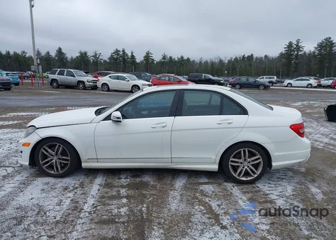 2014 Mercedes-Benz C 300 Sport 4Matic z USA, uszkodzony, nr VIN WDDGF8AB5ER304607